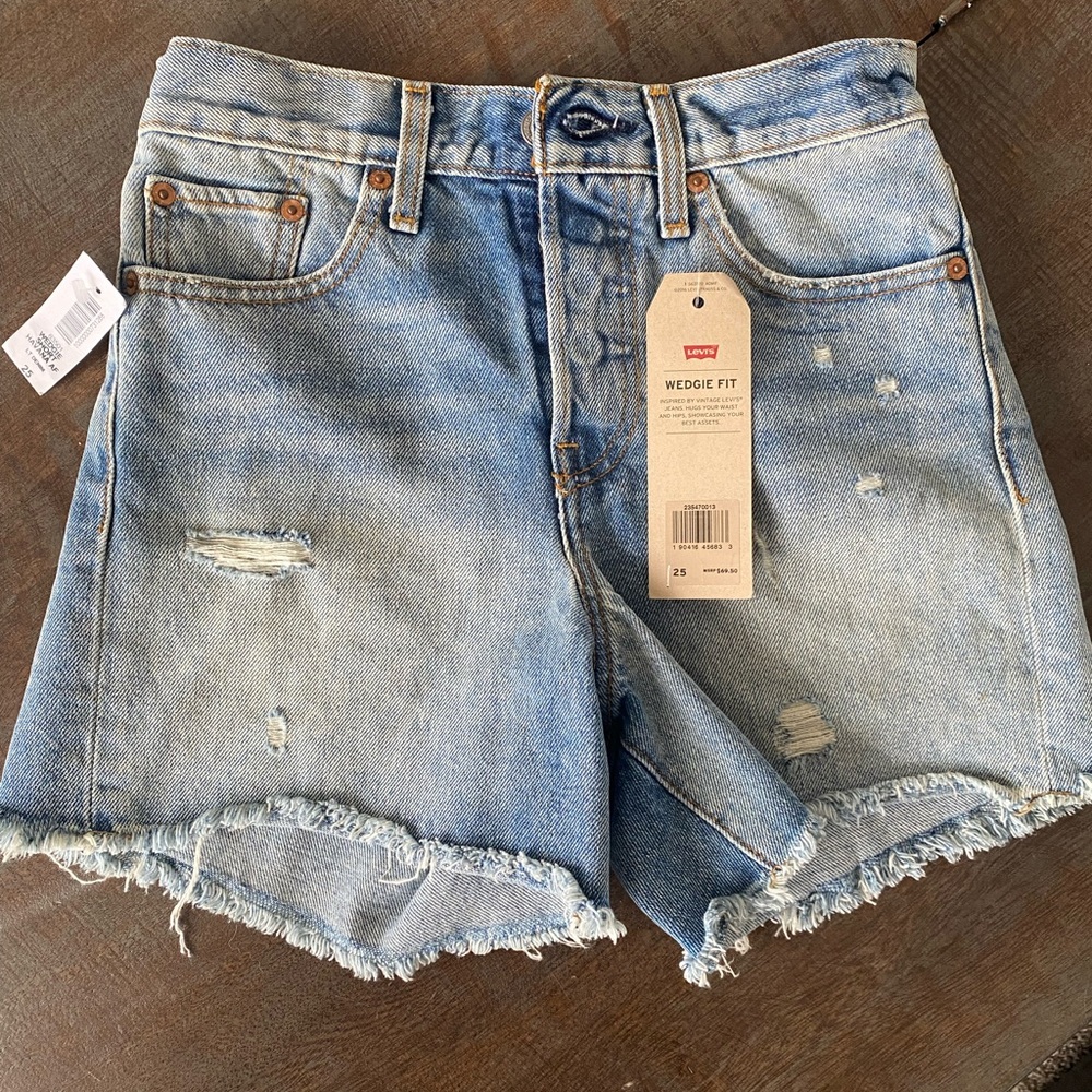 NEW - Levi’s jean shorts size 25